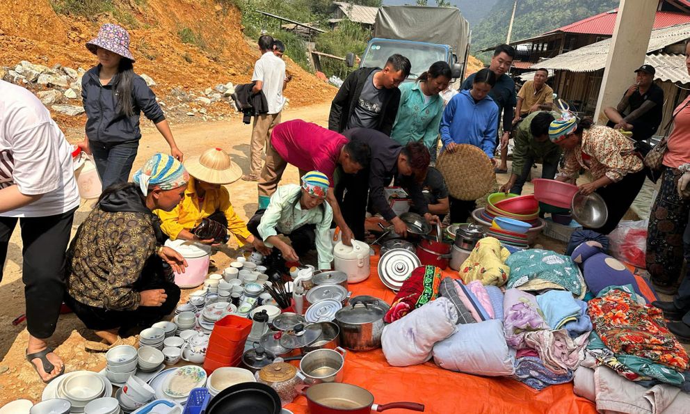 Siêu thị 0 đồng sau bão lũ: Những chiếc chảo đen dày cộp suýt bị 