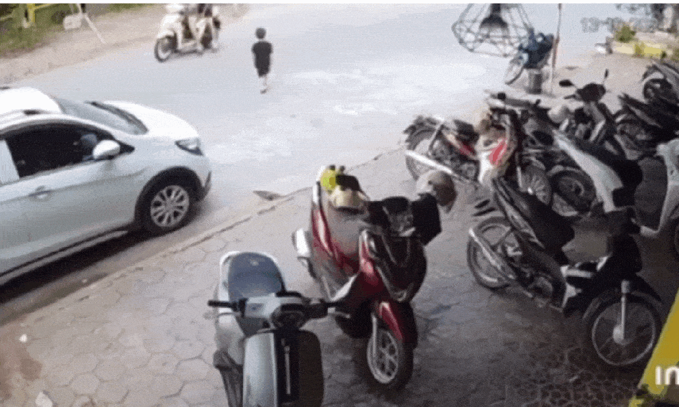 Bé trai bị hai người đi xe máy thả giữa đường, diễn biến bất ngờ sau đó khiến nhiều người đau xót