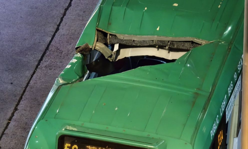 Người phụ nữ tử vong sau khi rơi từ toà nhà cao tầng trúng xe buýt đi ngang, hành khách bên trong cũng gặp nạn thương tâm