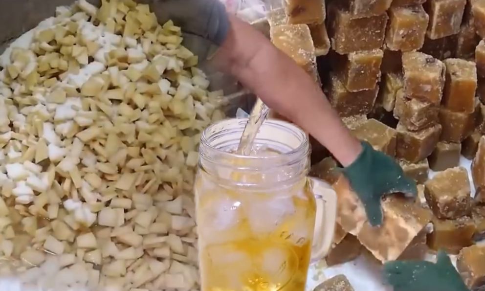 Thứ màu nâu kỳ lạ này sau khi đông cứng lại sẽ trở thành món trà bí đao thanh mát cực nổi tiếng