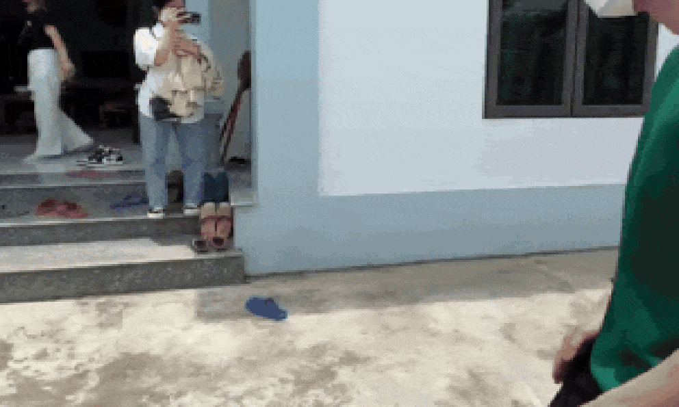 Chàng trai Hàn Quốc quỳ gối trước mẹ vợ Việt ở giữa sân, mối quan hệ 2 năm sau gây tò mò