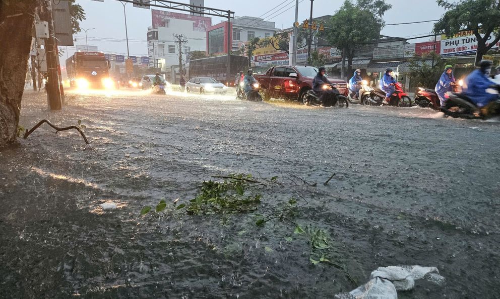 Đà Nẵng sáng nay: Mưa rất lớn, nhiều đường phố thành sông