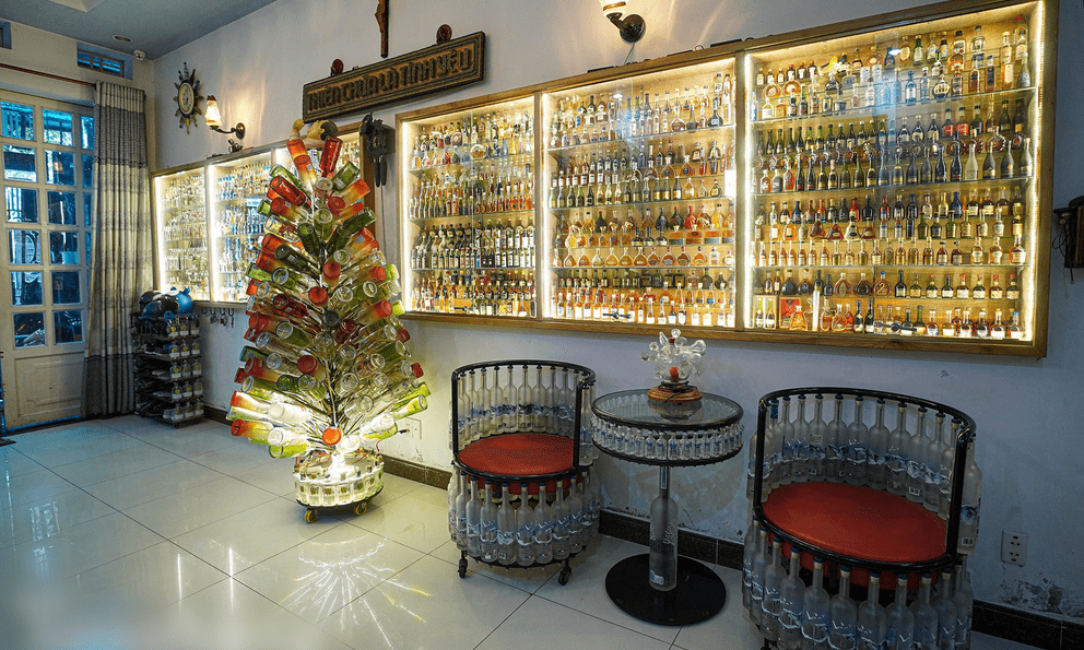 Căn nhà độc nhất vô nhị với nội thất được làm từ hơn 15.000 vỏ chai thủy tinh: Chủ nhân có sở thích lạ, ai vào nhà cũng thấy ngỡ ngàng