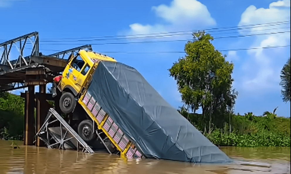 Toàn cảnh hiện trường vụ sập cầu ở An Giang: Tải trọng cầu chỉ 5 tấn, xe tải chở đến... 30 tấn gạch lao qua