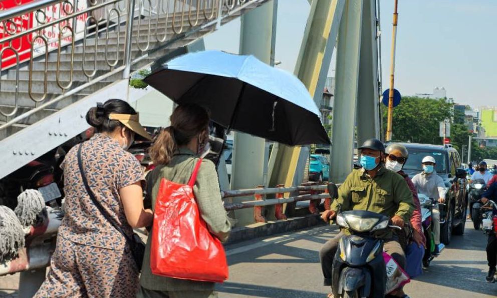 Người Hà Nội toát mồ hôi giữa mùa Đông: 