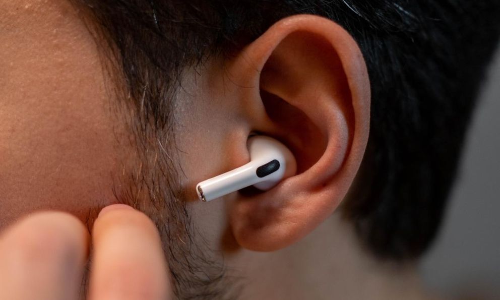 3 “pháp sư” Ấn Độ hô biến AirPods làm máy trợ thính cho người thân