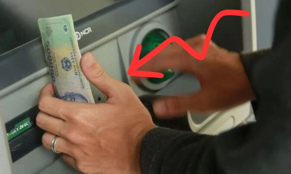 Ngân hàng Việt cảnh báo chiêu đánh cắp thông tin thẻ tại cây ATM, người hay đi rút tiền cảnh giác