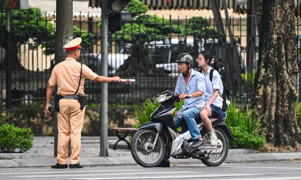 CSGT sẽ kiểm tra lý thuyết, thực hành với lái xe bị trừ hết điểm bằng lái: Trong 19 phút, tài xế bằng A1, B1 phải đạt số điểm này!