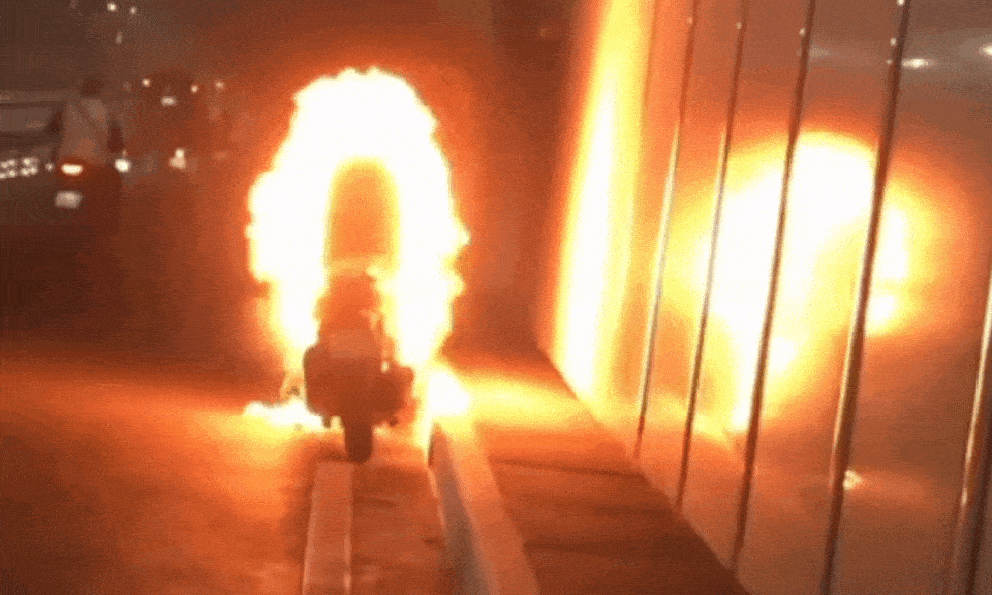 Clip: Bàng hoàng xe máy SH bốc cháy ngùn ngụt giữa hầm Thủ Thiêm, người điều khiển kịp thời làm ngay 1 việc