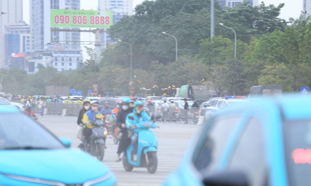 Kinh hoàng cảnh bụi mịt mù ngoài khu vực diễn ra concert Anh Trai Say Hi, 