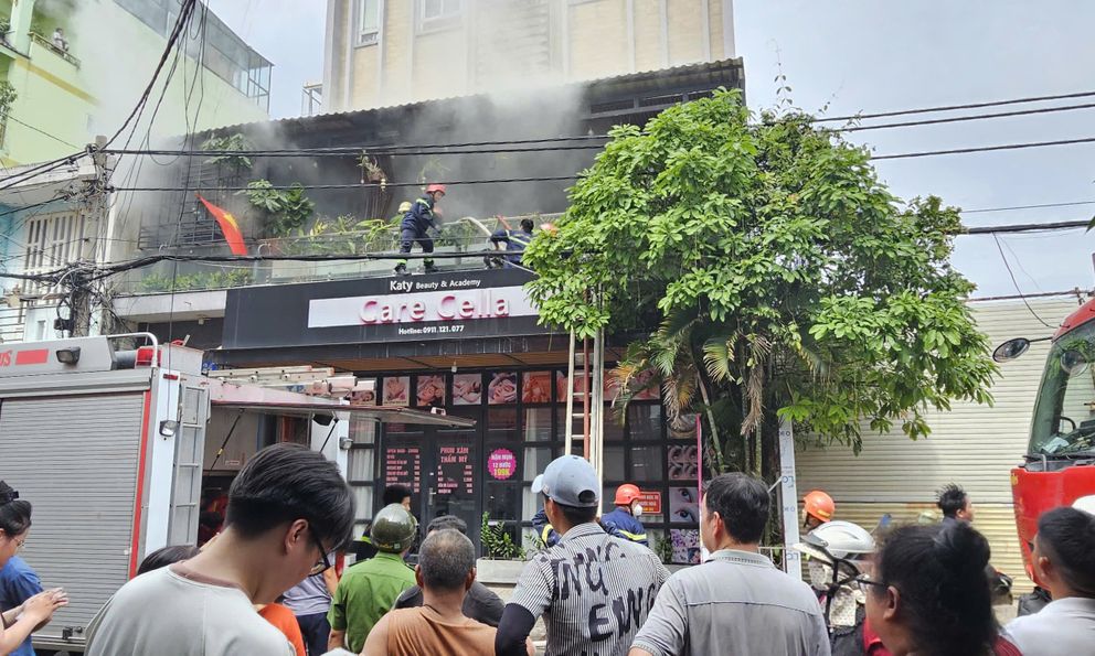 TP.HCM: Cháy nhà 6 tầng, người chạy lên tầng thượng, người bịt mũi tháo chạy tán loạn