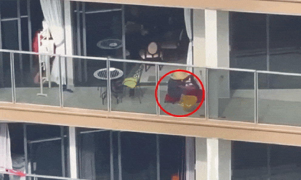 Hàng xóm “quay lén” người phụ nữ đội nón lá giặt đồ ở ban công tưởng bình thường cho đến khi biết vị trí căn nhà 