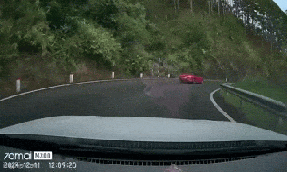 Ô tô BMW mui trần lấn làn suýt tông trúng đôi nam nữ chạy xe máy ngược chiều trên đèo: Đoạn camera hành trình gây phẫn nộ