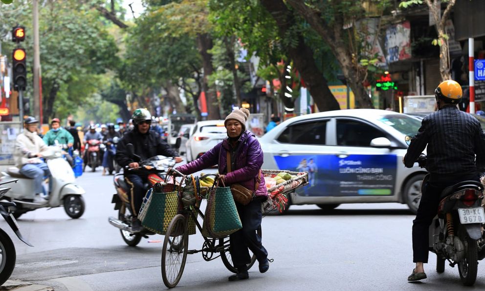 Hà Nội bước vào đợt rét đậm, người lao động vật lộn mưu sinh trong thời tiết lạnh giá 10 độ C 