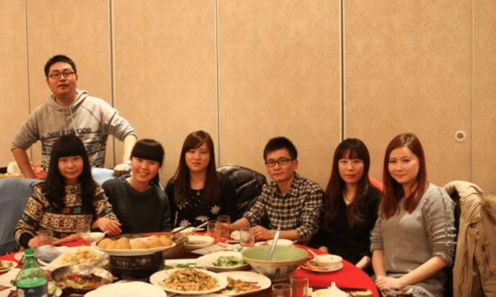 Đi họp lớp, người bạn nghèo lặng lẽ thanh toán hoá đơn 150 triệu: Về đến nhà, cô chứng kiến 1 cảnh tượng thì sững người