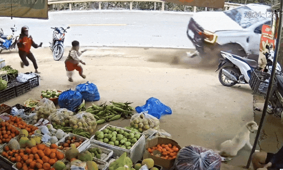 3 giây phản ứng xuất thần của bé trai và người phụ nữ, cứu nguy cả 2 khỏi chiếc ô tô mất lái đang sầm sập lao tới