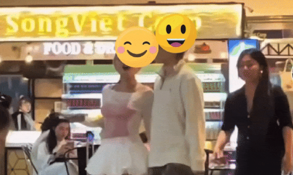 Tóm dính 1 cặp đôi nổi tiếng ở sân bay, thái độ của