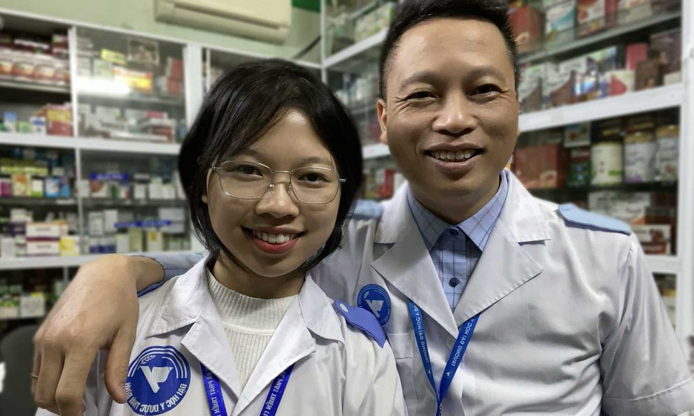 Chuyện lạ tại ĐH Y Dược Thái Bình: Bố và con gái là bạn học, ở nhà cái gì cũng nhường, đến trường tranh nhau xem điểm ai cao hơn