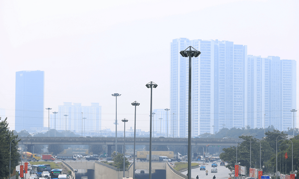 Hà Nội mù mịt bụi mịn từ sáng đến đêm, nhiều người dân than trời vì khó chịu