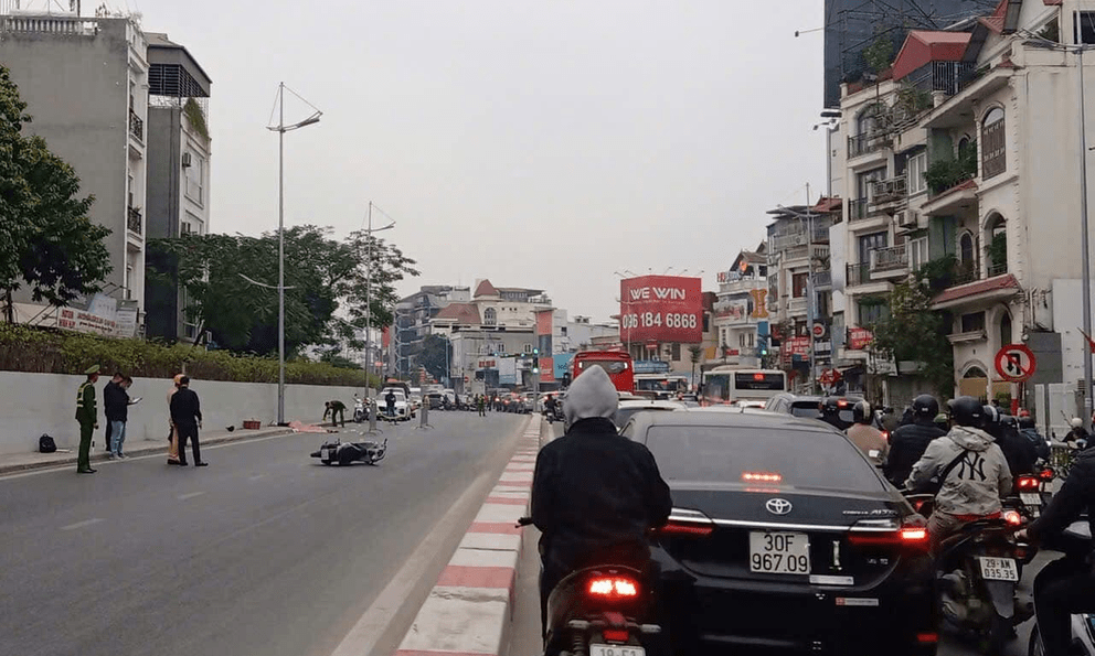 Hà Nội: Hiện trường vụ tai nạn giao thông nghiêm trọng trên đường Âu Cơ khiến nam thanh niên 21 tuổi tử vong