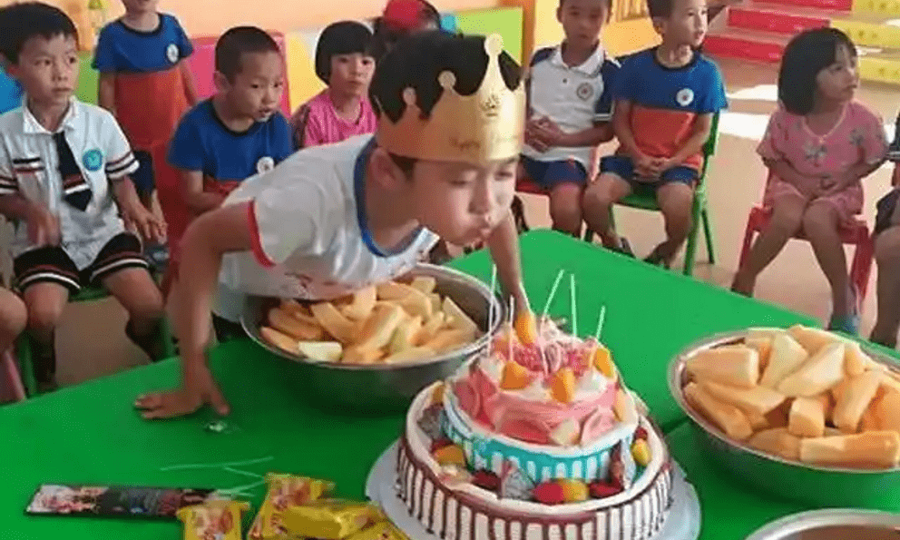 Con trai về nhà mách bị cô giáo ăn hết dâu tây, mẹ xông lên trường chất vấn rồi chết lặng khi thấy những gì camera ghi lại