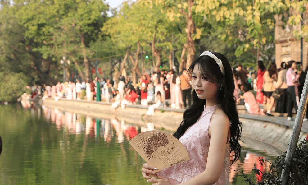 Hồ Gươm ngày đầu năm 2025: 1 mét vuông hàng chục 