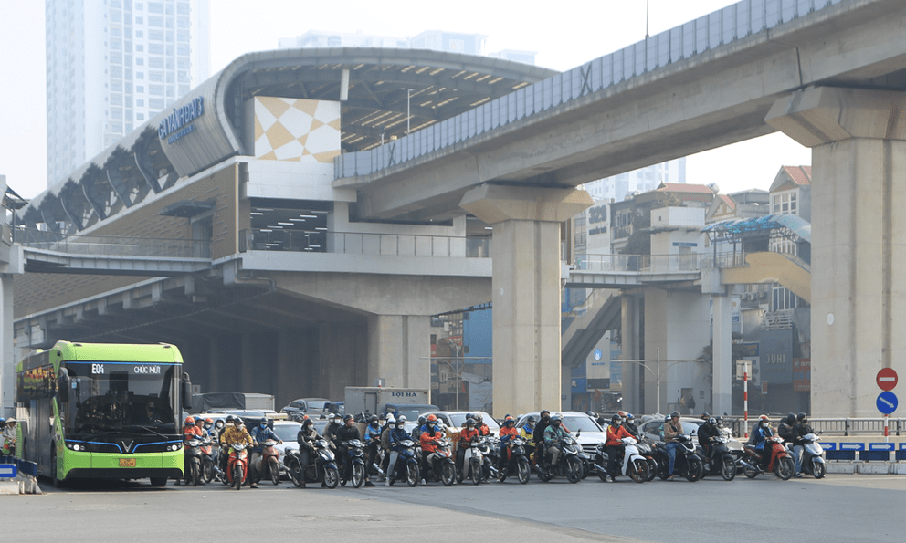 Ngày đi làm đầu tiên của năm 2025: Các ngã tư ở Hà Nội trật tự và ngay ngắn đến lạ!