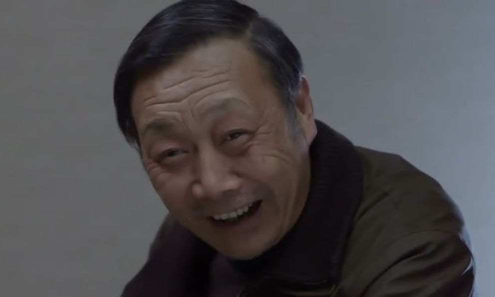 Con dâu chết lặng khi tình cờ nghe thấy những lời bố chồng thủ thỉ vớ con trai mình trong phòng