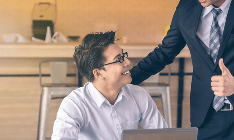 3 hành động người EQ thấp hay làm với sếp, tưởng khéo nhưng rất giả tạo, ai nhìn vào cũng thấy khó chịu 