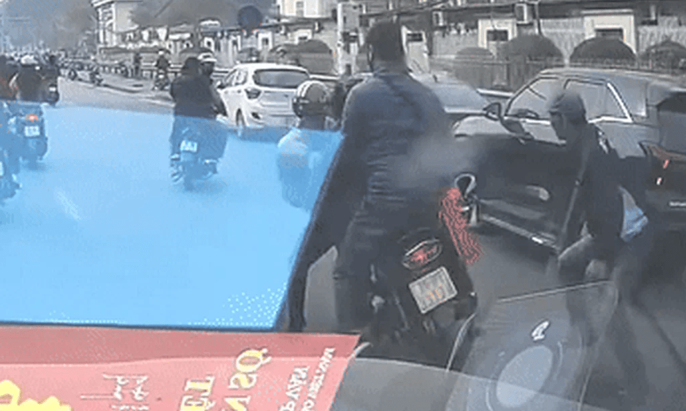 Điều tra vụ tài xế xe ôm bất ngờ bị người đàn ông dùng vật giống dao đâm trên đường Hà Nội