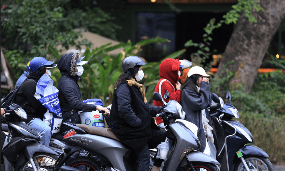 Hà Nội lạnh 10 độ C: Người dân trùm áo ấm kín mít, du khách nước ngoài cũng phải xuýt xoa