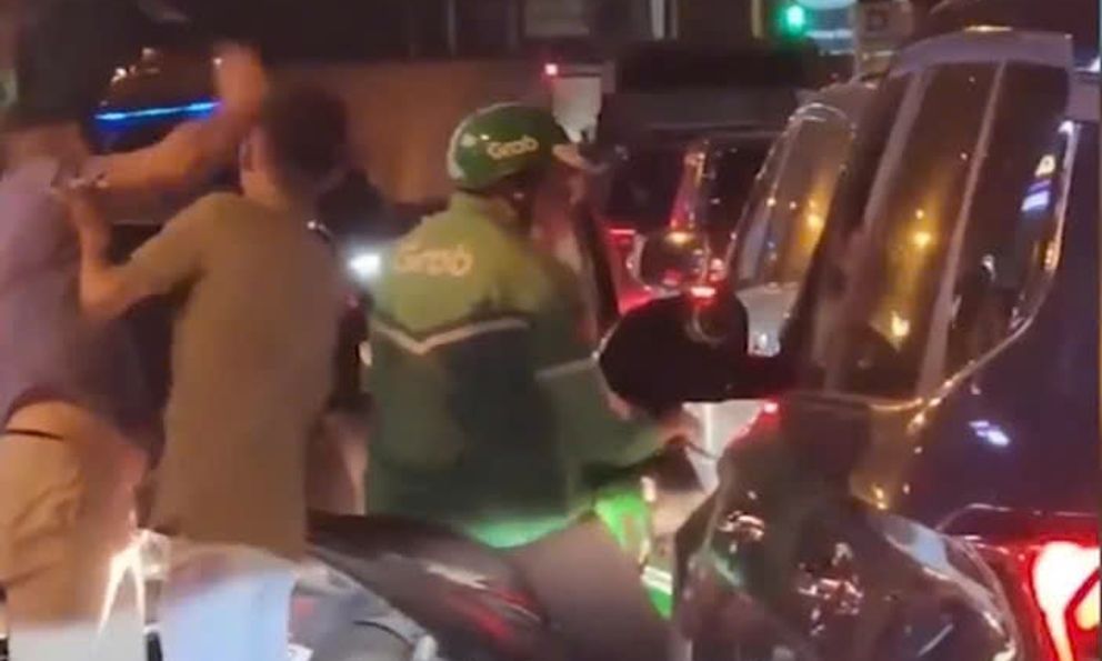 Người đàn ông cầm gậy 3 khúc đập vào đầu tài xế xe ôm công nghệ