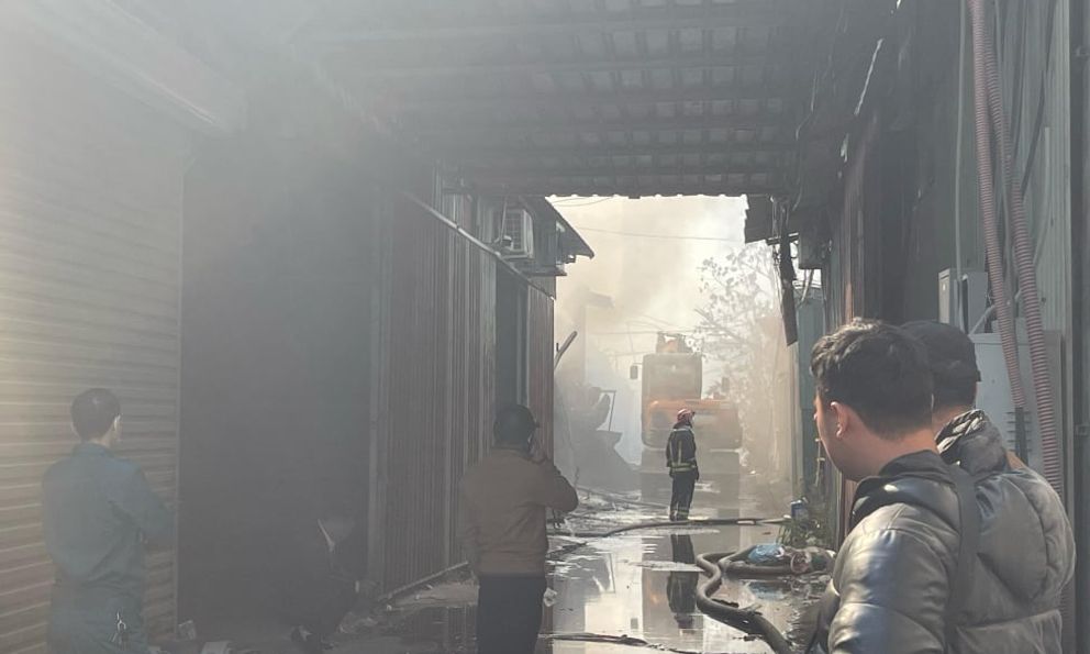 Hà Nội: Cháy lớn tại nhà kho ở Tân Triều, cột khói bốc cao hàng chục mét khiến người dân hoảng sợ