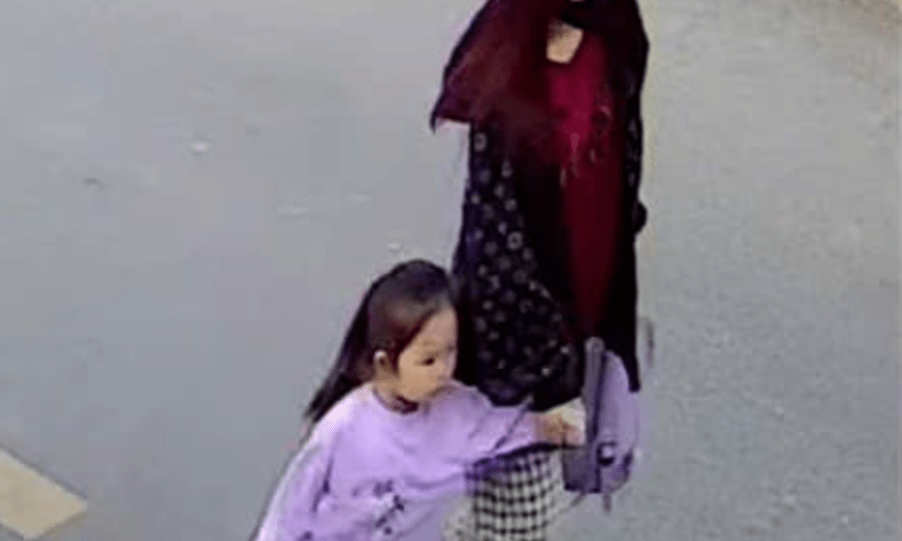 Dòng chia sẻ thắt lòng của người mẹ sau khi con gái 3 tuổi bị người phụ nữ lạ mặt đưa đi chưa rõ tung tích