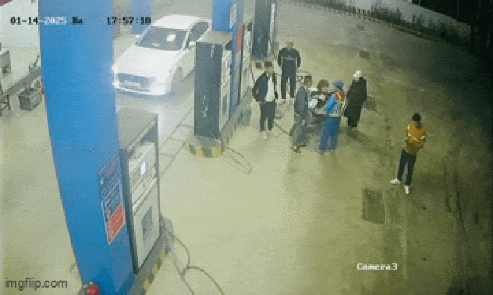 Clip: Nhân viên cây xăng bị thanh niên đi ô tô tát tới tấp, phản ứng của 2 người đàn ông đi cùng càng gây phẫn nộ