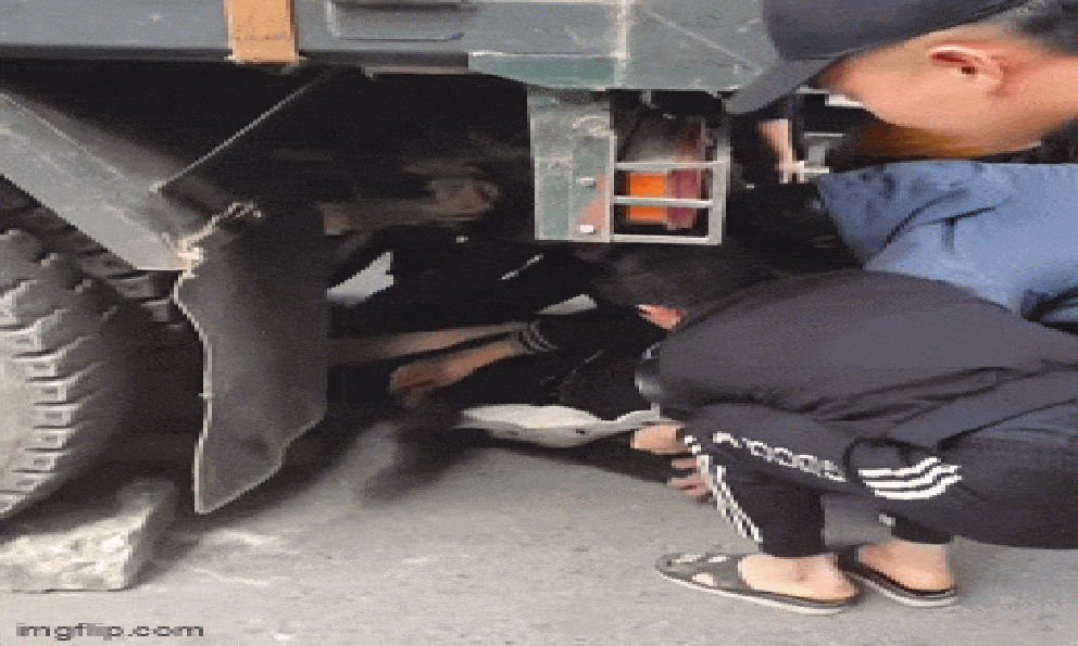 Thót tim khoảnh khắc người dân hợp sức giải cứu nam sinh bị mắc kẹt dưới bánh xe tải chở gỗ sau va chạm giao thông