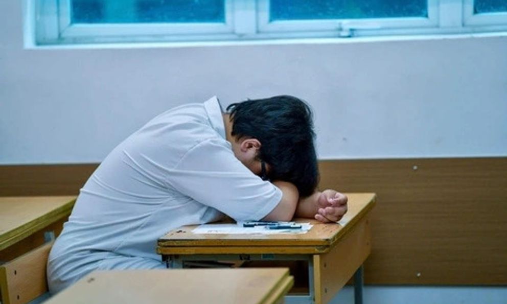 Con trai lớp 12 tự nhiên thay đổi 180 độ, cả ngày nhốt mình trong phòng, mẹ hối hận không kịp khi biết lý do thực sự