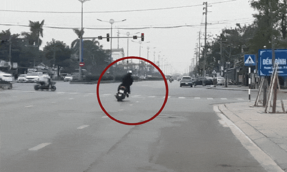 Phanh gấp để kịp dừng đèn đỏ khiến cả người và xe ngã sõng soài ra đường, nam thanh niên bị 