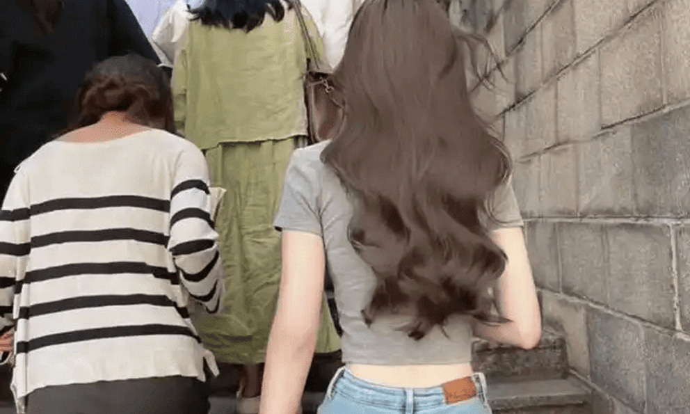 Bức ảnh chụp bóng lưng của một nữ sinh khiến cả cõi mạng xì xào