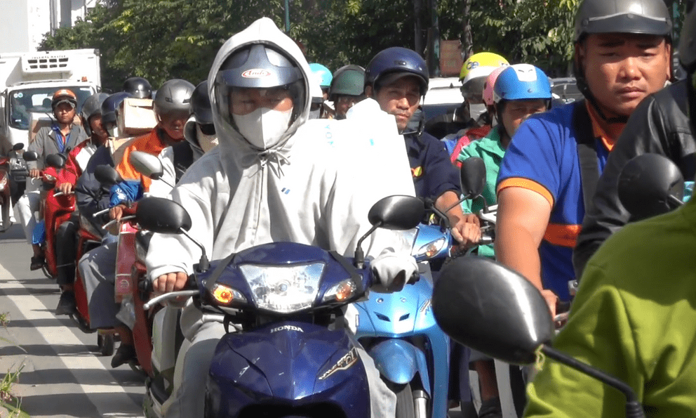 Bùng phát kẹt xe quanh sân bay Tân Sơn Nhất, nhiều người 
