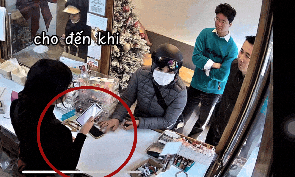 Clip ghi lại hành vi khó tin của người phụ nữ đeo vàng kín tay trong quán bánh ngọt tại Hà Nội: Gần tết ai cũng cần đề phòng!