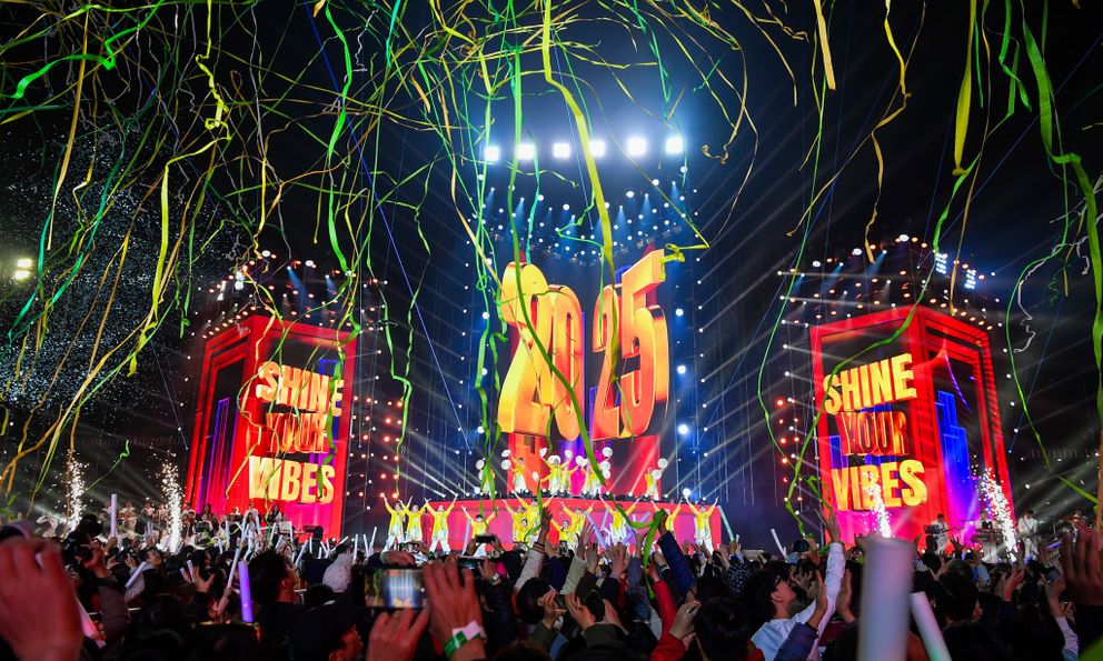 Hàng loạt ca sĩ có mặt trong sự kiện ánh sáng chưa từng có tại hồ Tây, hàng nghìn khán giả Thủ đô háo hức hò reo