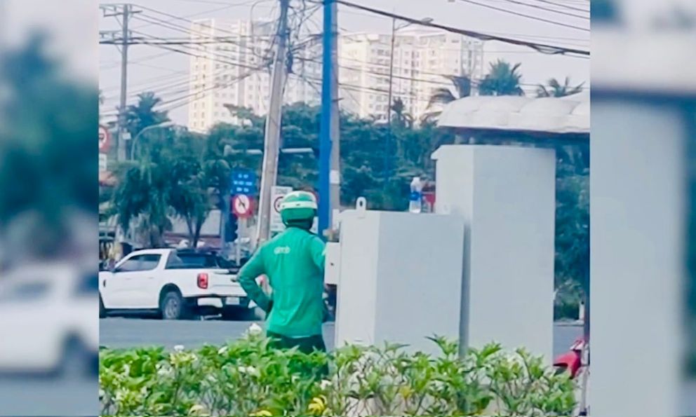 Lời khai bất ngờ của người mặc đồ GrabBike chỉnh tín hiệu đèn giao thông ở TP Thủ Đức