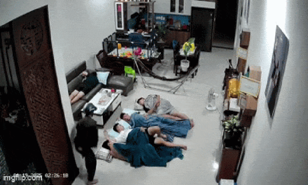 5 thanh niên nằm ngủ giữa nhà và sự xuất hiện của người đàn ông lúc rạng sáng khiến tất cả vùng dậy