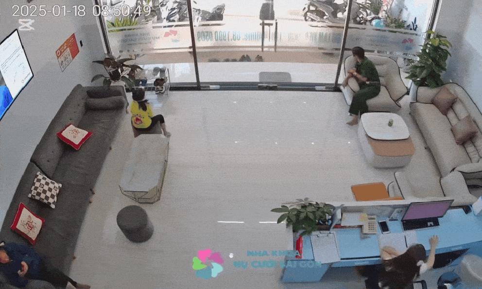 Bánh xe bất ngờ lao thẳng vào phòng khám nha khoa, dân mạng hú hồn, vội xin 