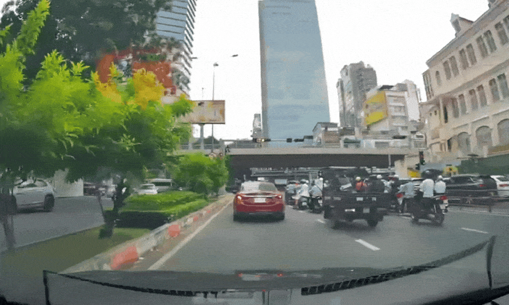 Clip gây xôn xao: Đèn xanh còn 40 giây nữa đã nhảy sang đỏ ở giao lộ giữa trung tâm TP.HCM