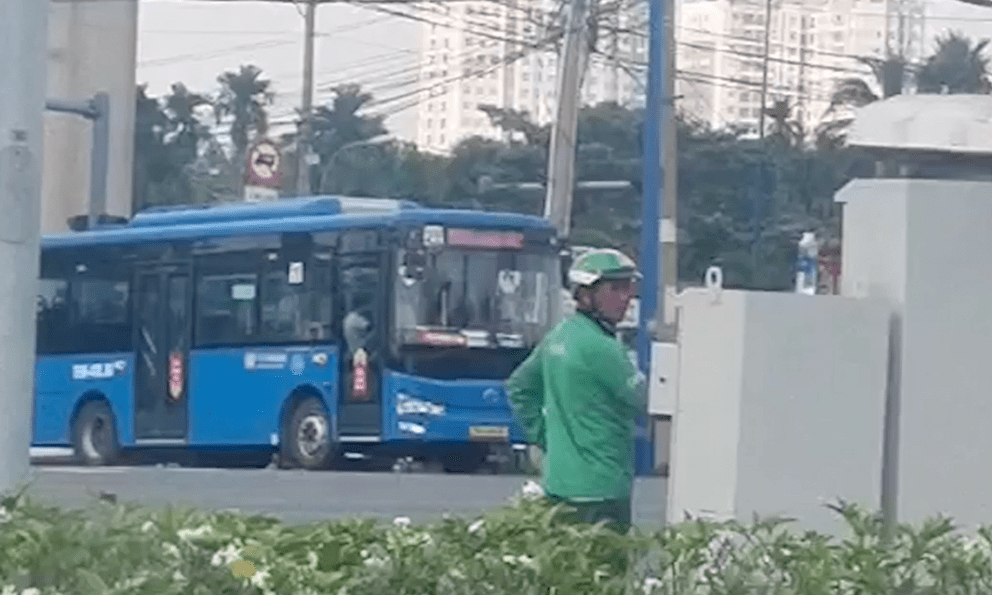 Đã xác định được danh tính người mặc đồ GrabBike chỉnh tín hiệu đèn giao thông ở TP Thủ Đức