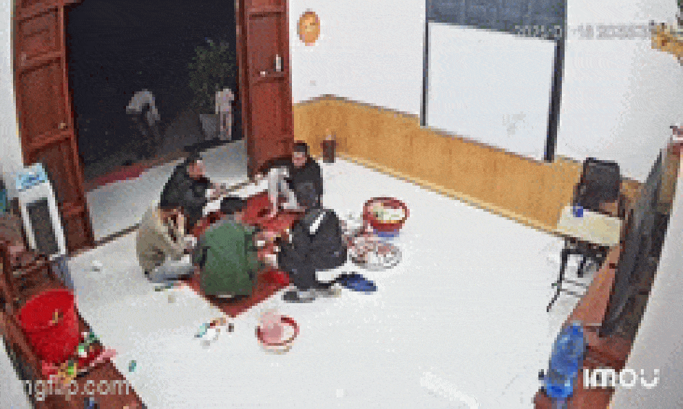 Sau bữa nhậu tất niên, cảnh tượng lạ tại phòng khách lúc 21h tối khiến người vợ bất ngờ