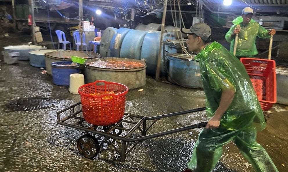 Khu chợ nổi tiếng Hà Nội dịp ông Công ông Táo nhộn nhịp xuyên đêm, nhiều người “cân đo đong đếm” lượng mua vì 1 điều
