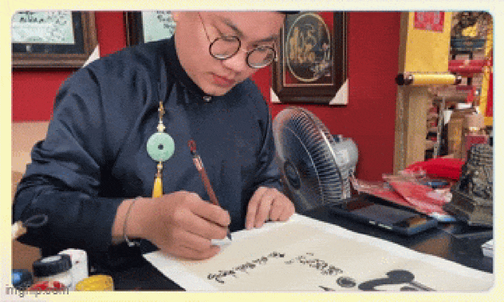 Ông đồ trẻ tiết lộ thu nhập khi dành 17 tiếng mỗi ngày để “cho chữ” ở TP.HCM